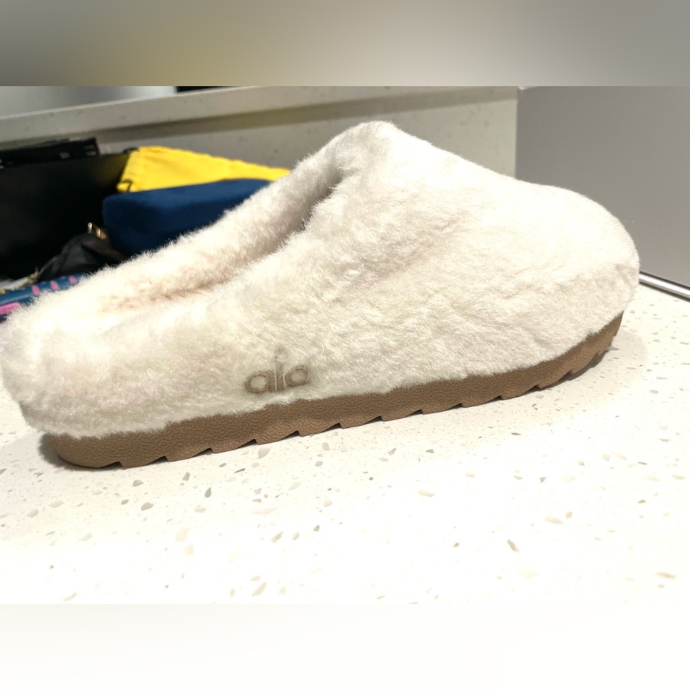 ALO SHERPA RECOVERY SLIPPERS BRAND NEW NEVER WORN